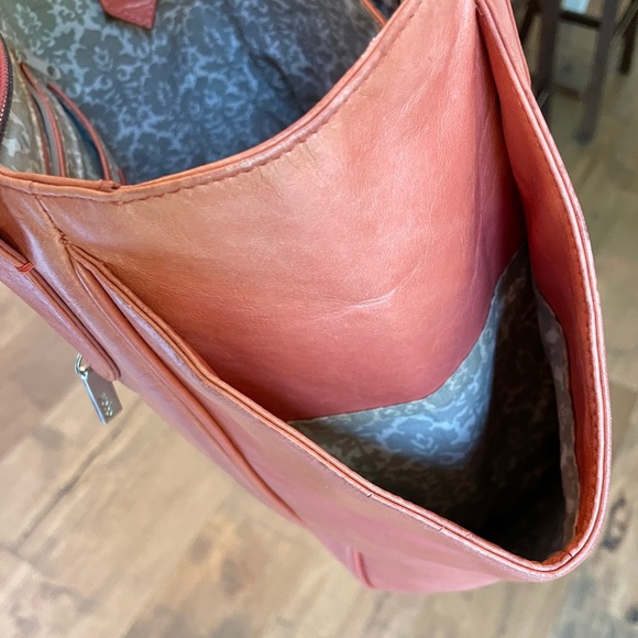Hobo International large leather tote in salmon color. - Picture 13 of 16